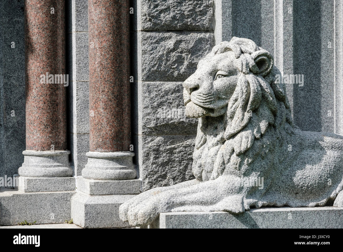 Sculpture en pierre sculptée à la main d'un lion mâle, statue d'animal décorant l'entrée d'un mausolée à London, Ontario, Canada. Banque D'Images