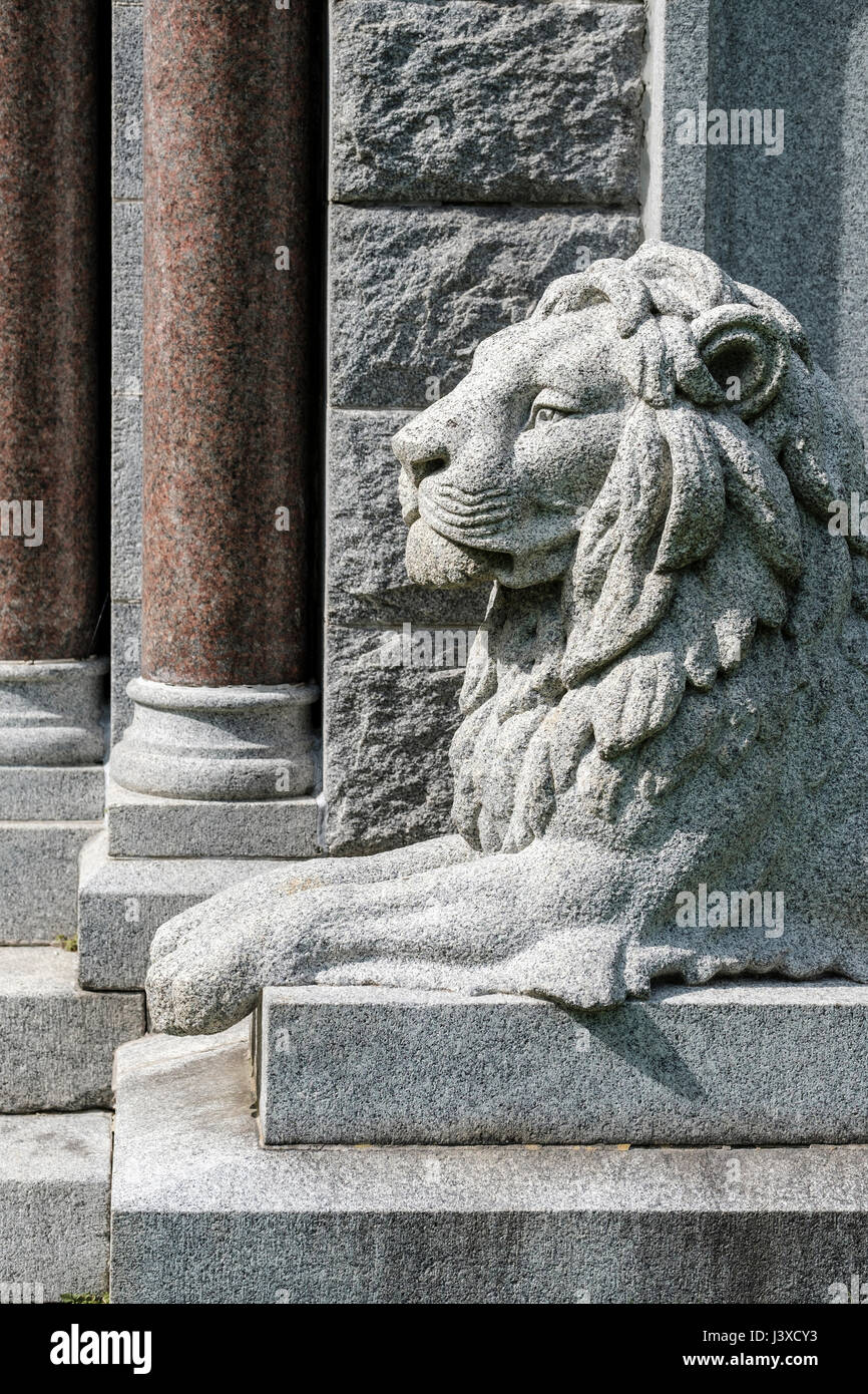 Sculpture en pierre sculptée à la main d'un lion mâle, statue d'animal décorant l'entrée d'un mausolée à London, Ontario, Canada. Banque D'Images