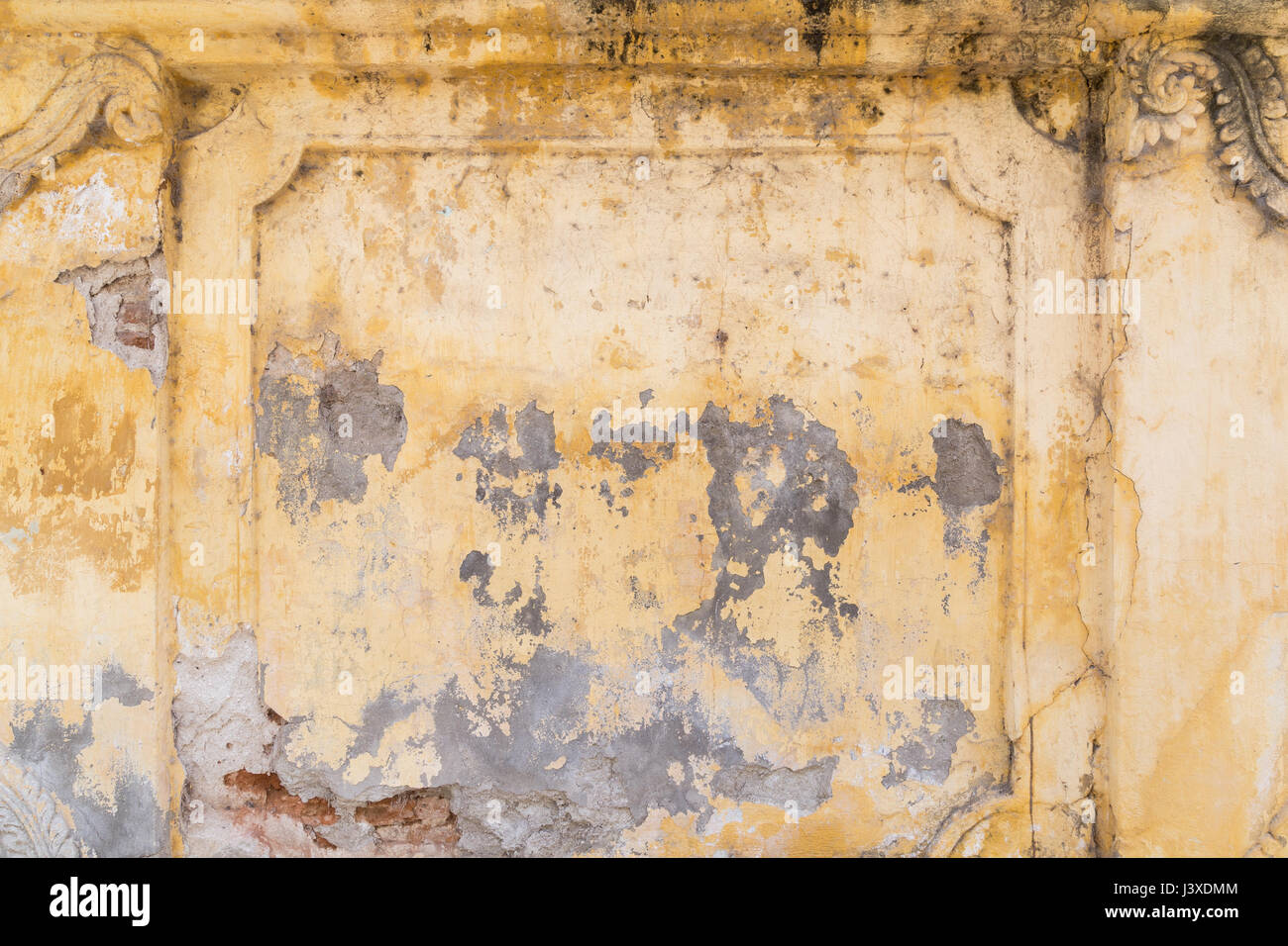 Cassé, vieux et de plâtrage écaillé orange wall. Banque D'Images Cassé, vieux et de plâtrage écaillé orange wall. Banque D'Images