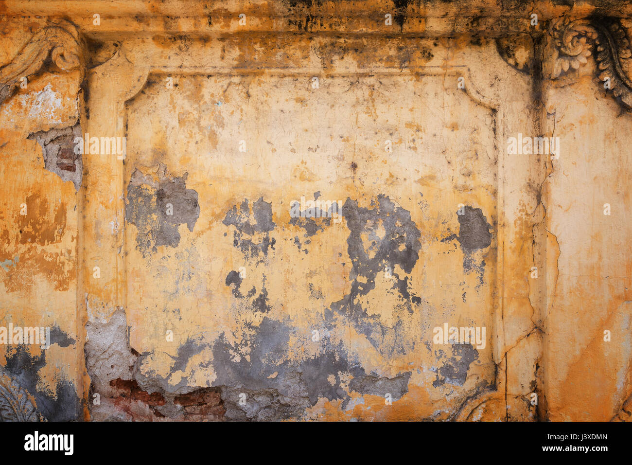 Cassé, vieux et de plâtrage écaillé orange wall avec le vignetage. Banque D'Images Cassé, vieux et de plâtrage écaillé orange wall avec le vignetage. Banque D'Images