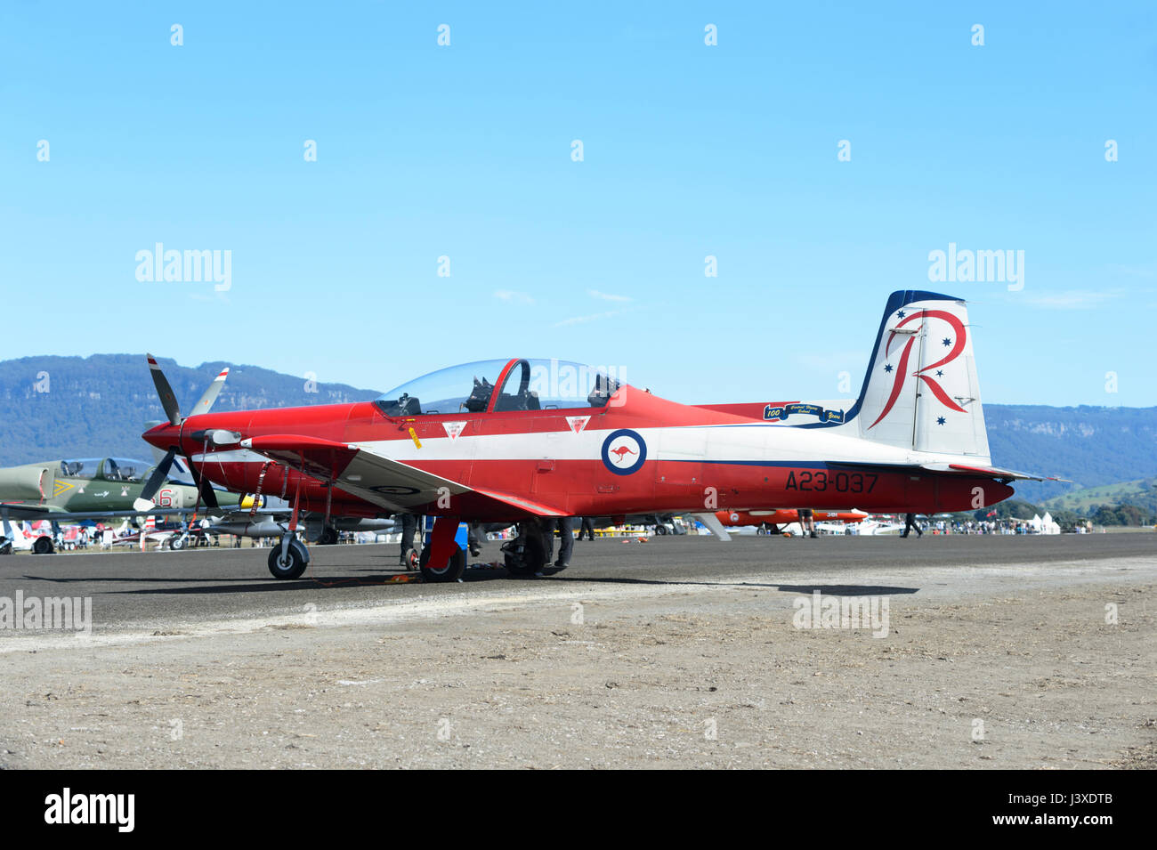 Pilatus PC-9A A23-037 de la RAAF Roulettes Formation Aerobatic Team à ailes au-dessus de 2017 Illawarra Airshow, Albion Park, NSW, Australie Banque D'Images