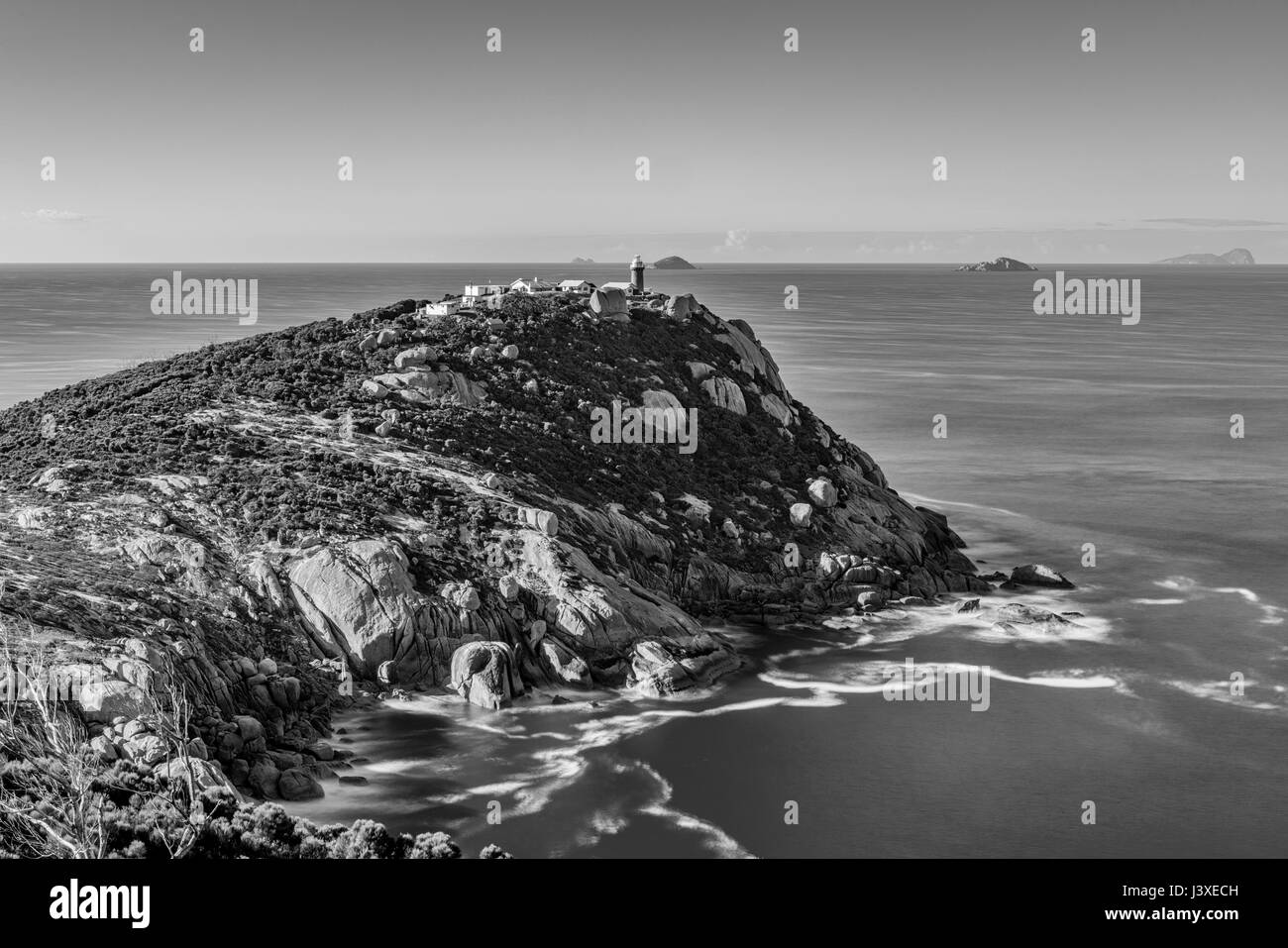 Le phare à Wilsons Prom pendant les premières heures, en noir et blanc. Banque D'Images