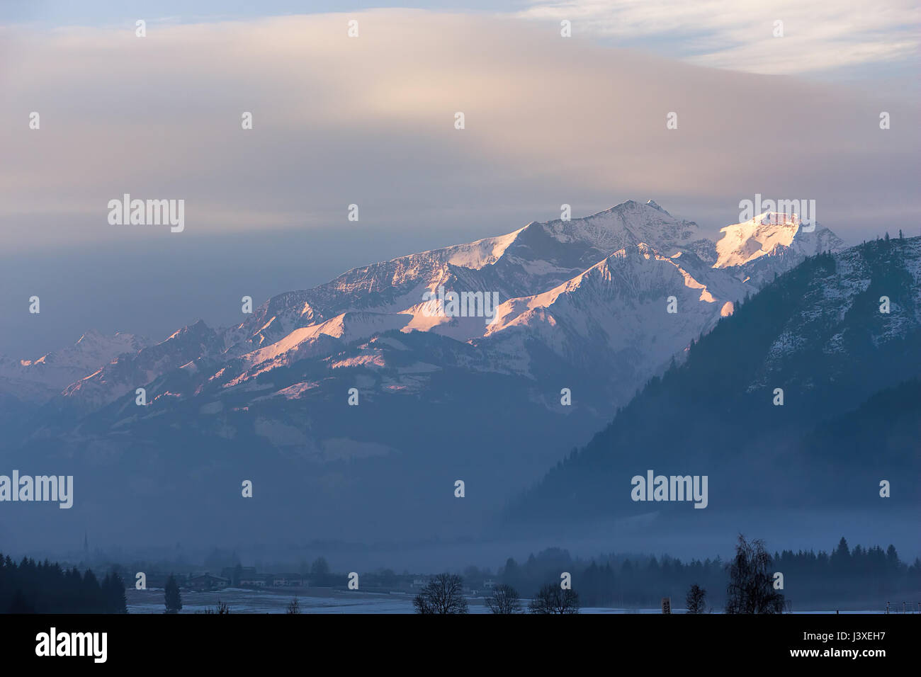 Autriche Alpes, la haute crête de montagne dans le Matin brumeux, paysage d'hiver humeur Banque D'Images