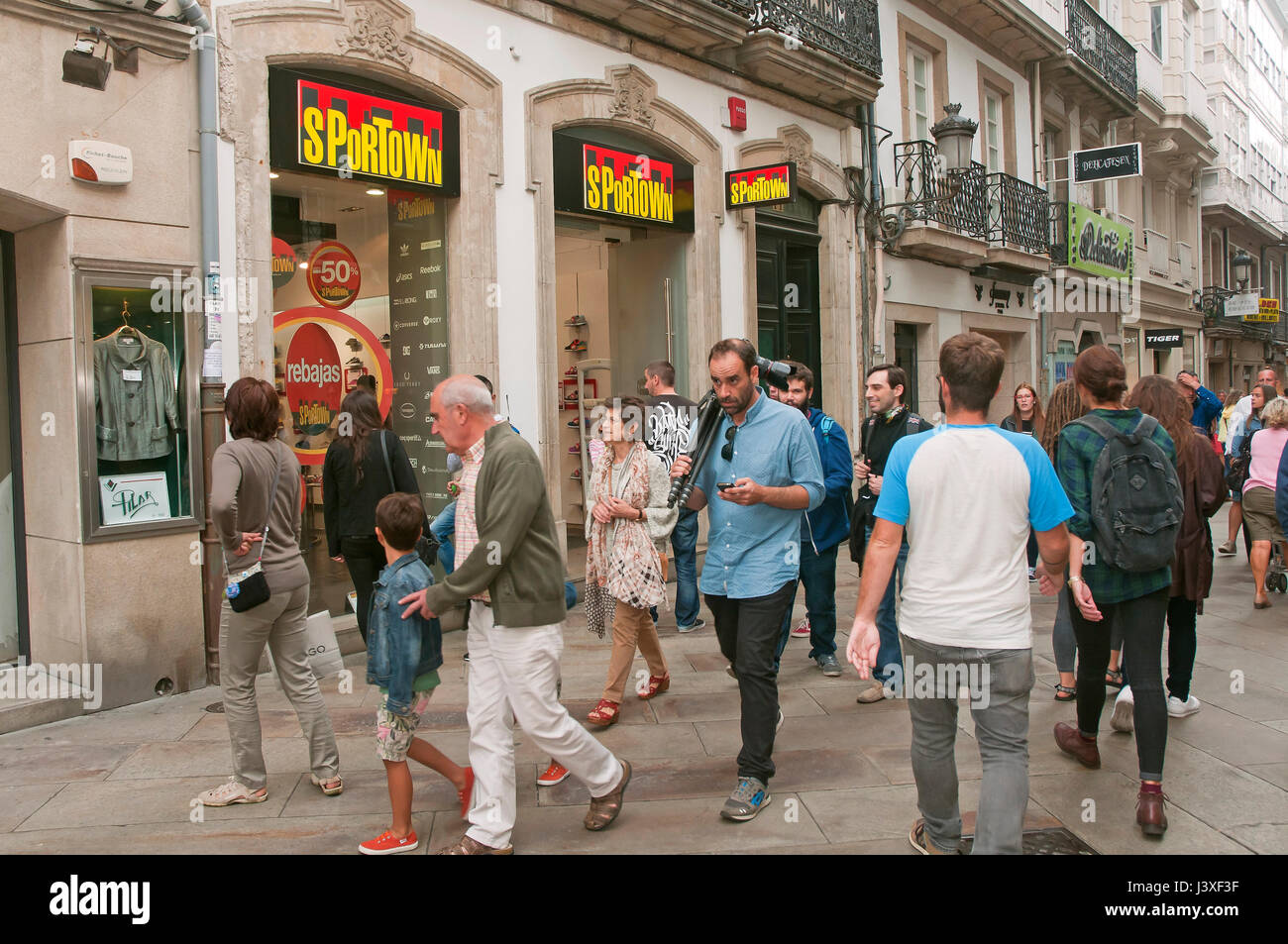 Rue piétonne et les gens, La Corogne, une région de Galice, Espagne, Europe Banque D'Images