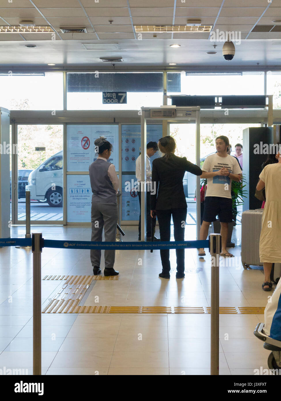 Contrôle de sécurité à l'entrée principale de l'aéroport international de Chiang Mai, Chiang Mai, Thaïlande Banque D'Images