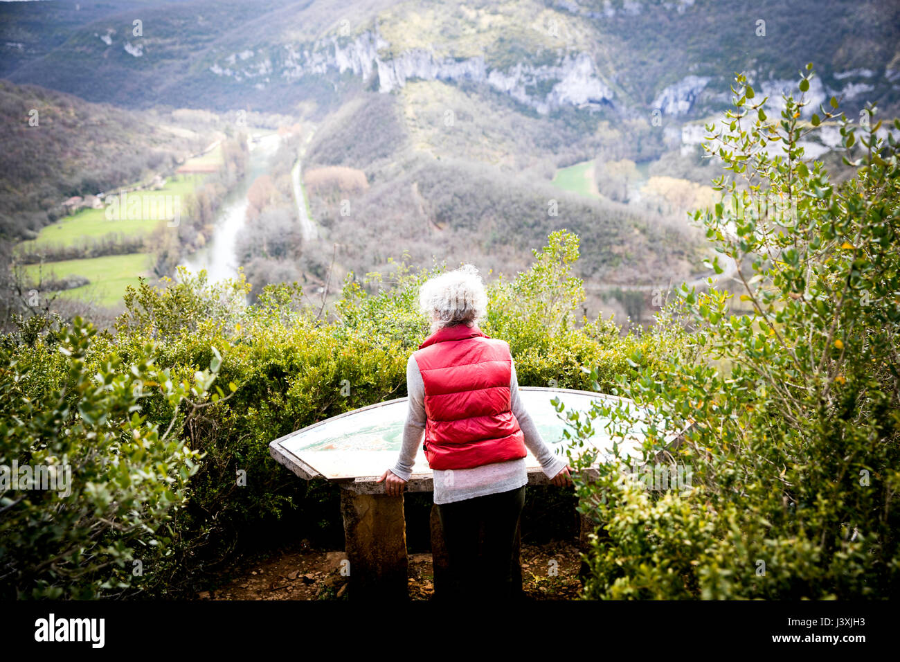 Femme sur viewpoint looking at map, Bruniquel, France Banque D'Images