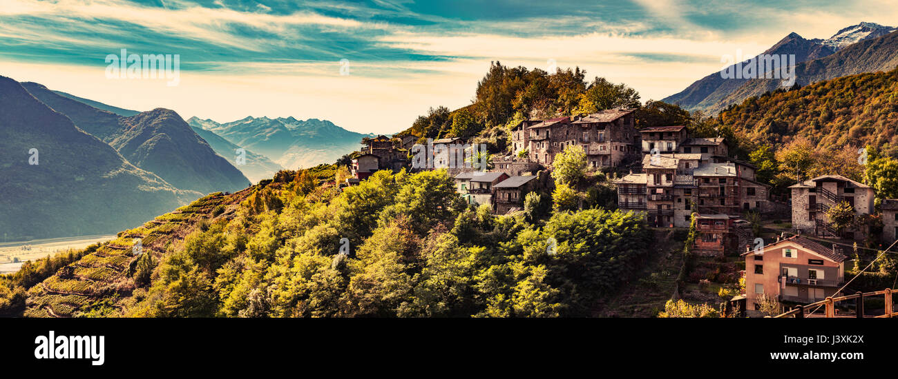 La ville sur le haut de gamme de montagne au-delà Banque D'Images