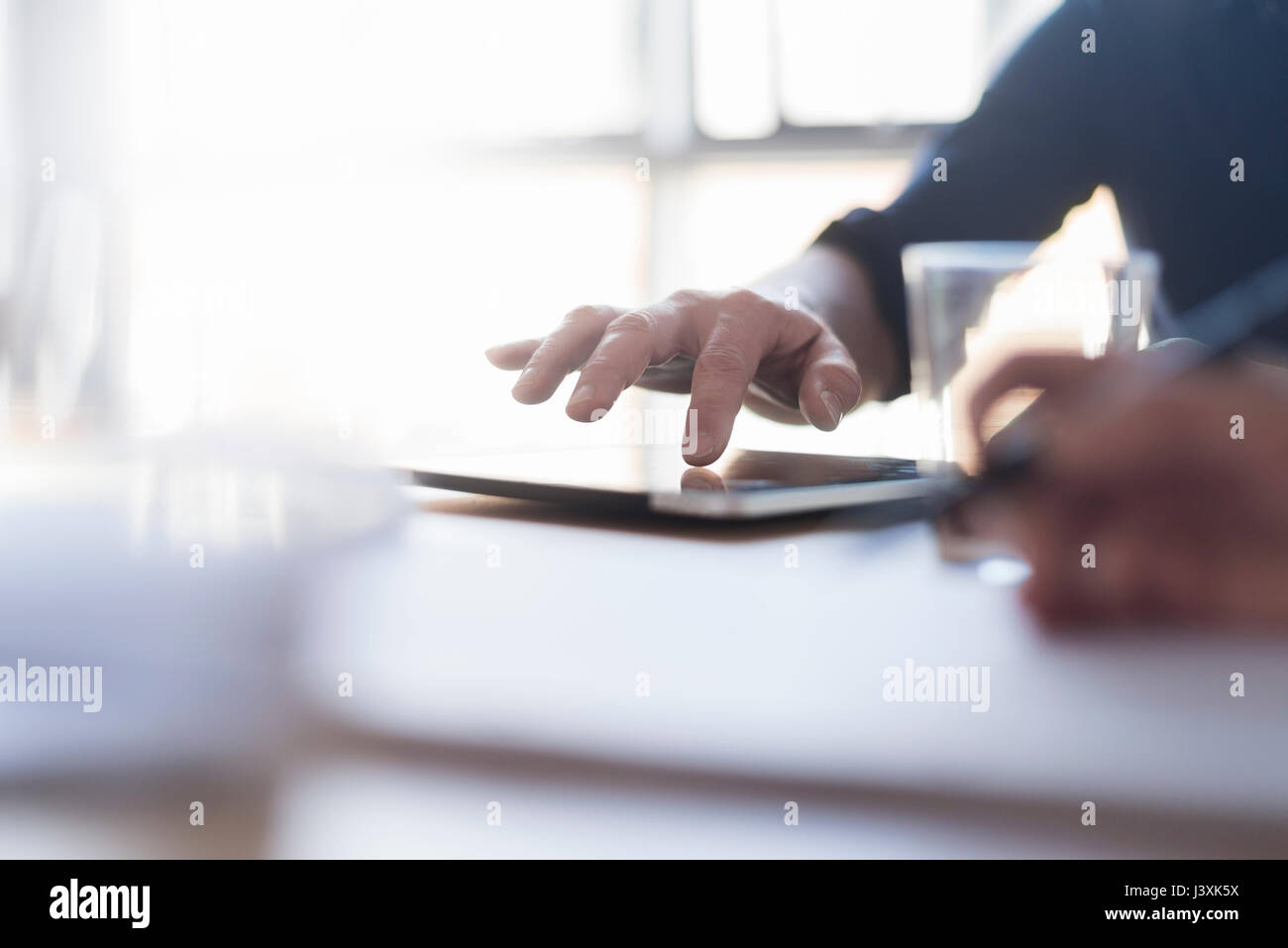 Man using digital tablet sur 24, Close up of hand Banque D'Images