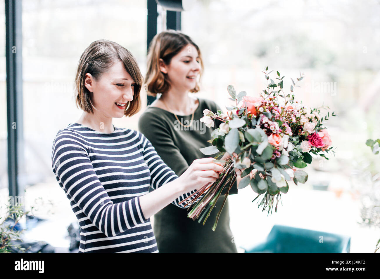 Les étudiants d'organiser à fleuriste bouquets atelier floral Banque D'Images