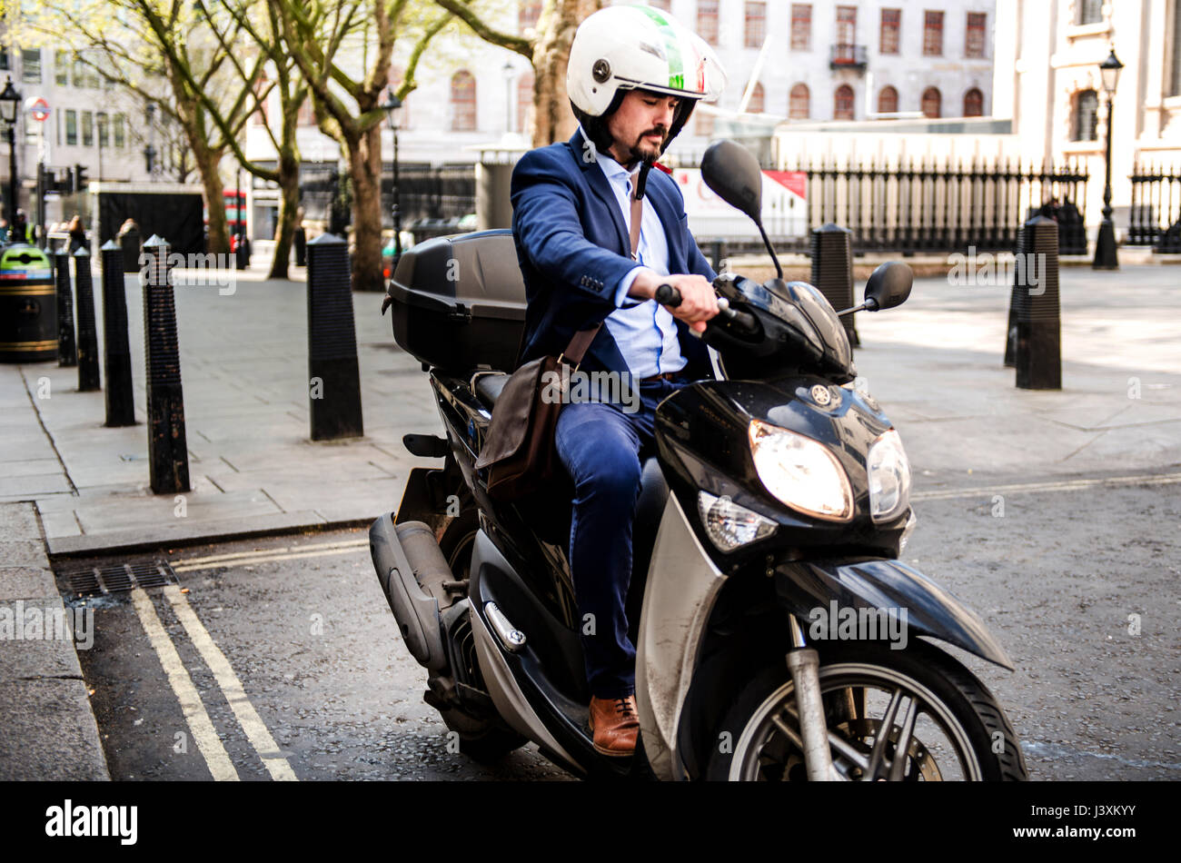 Businessman sur moto, London, UK Photo Stock - Alamy