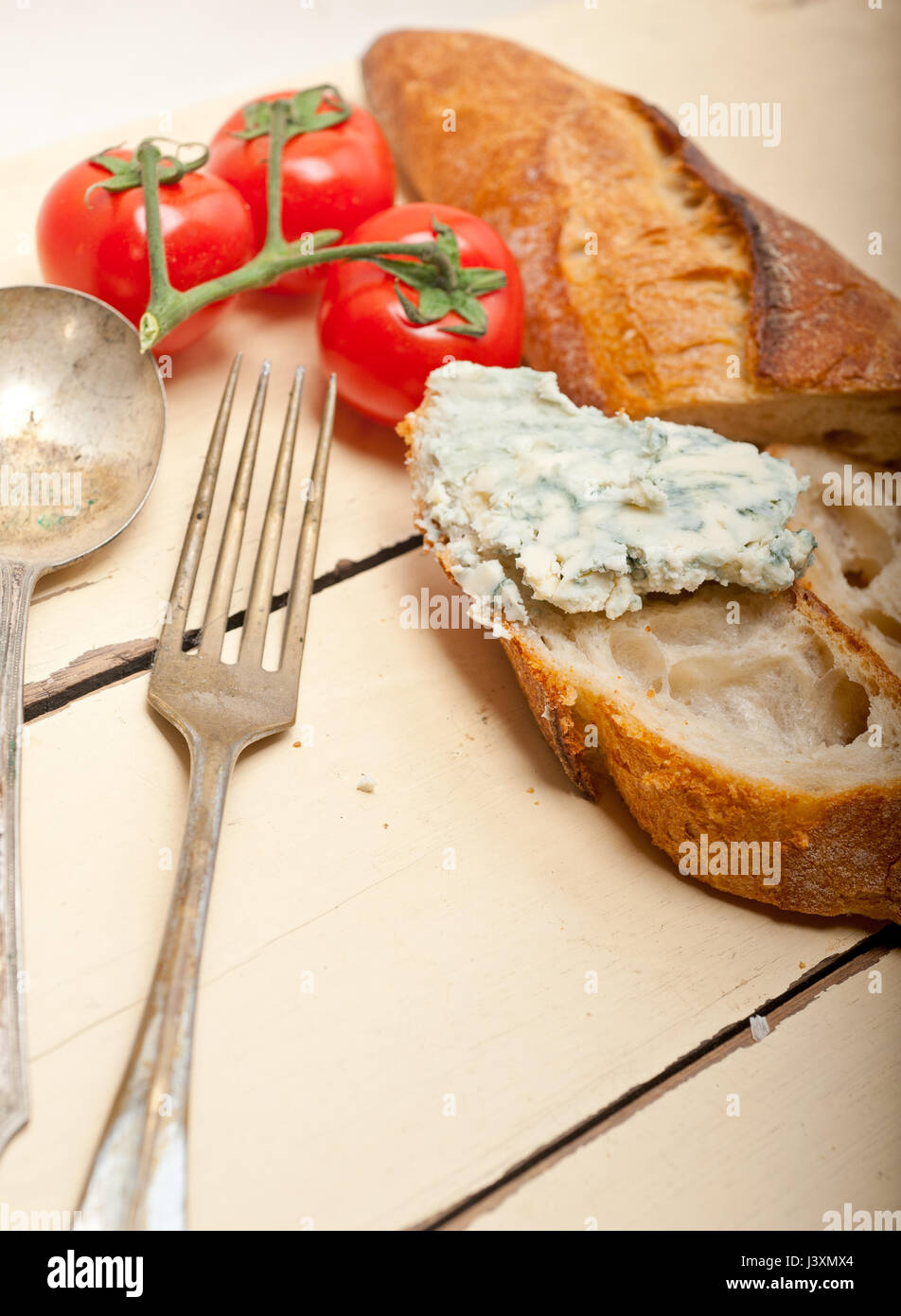 Tartinade au fromage bleu frais ove baguette française avec des tomates cerises sur le côté Banque D'Images