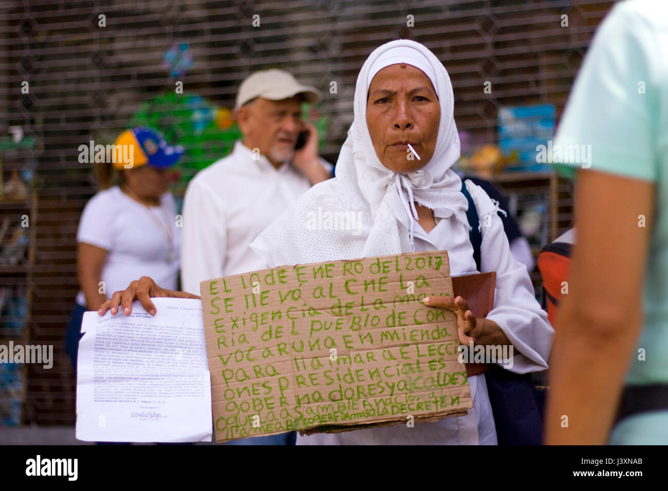 Une femme tenant un signe politique au cours d'une manifestation. Banque D'Images
