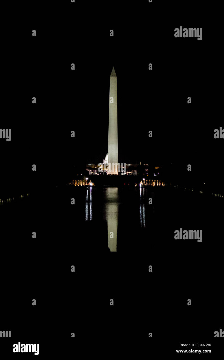 Washington monument la nuit avec miroir réflexion sur l'eau, Washington DC, United States. Soft focus Banque D'Images