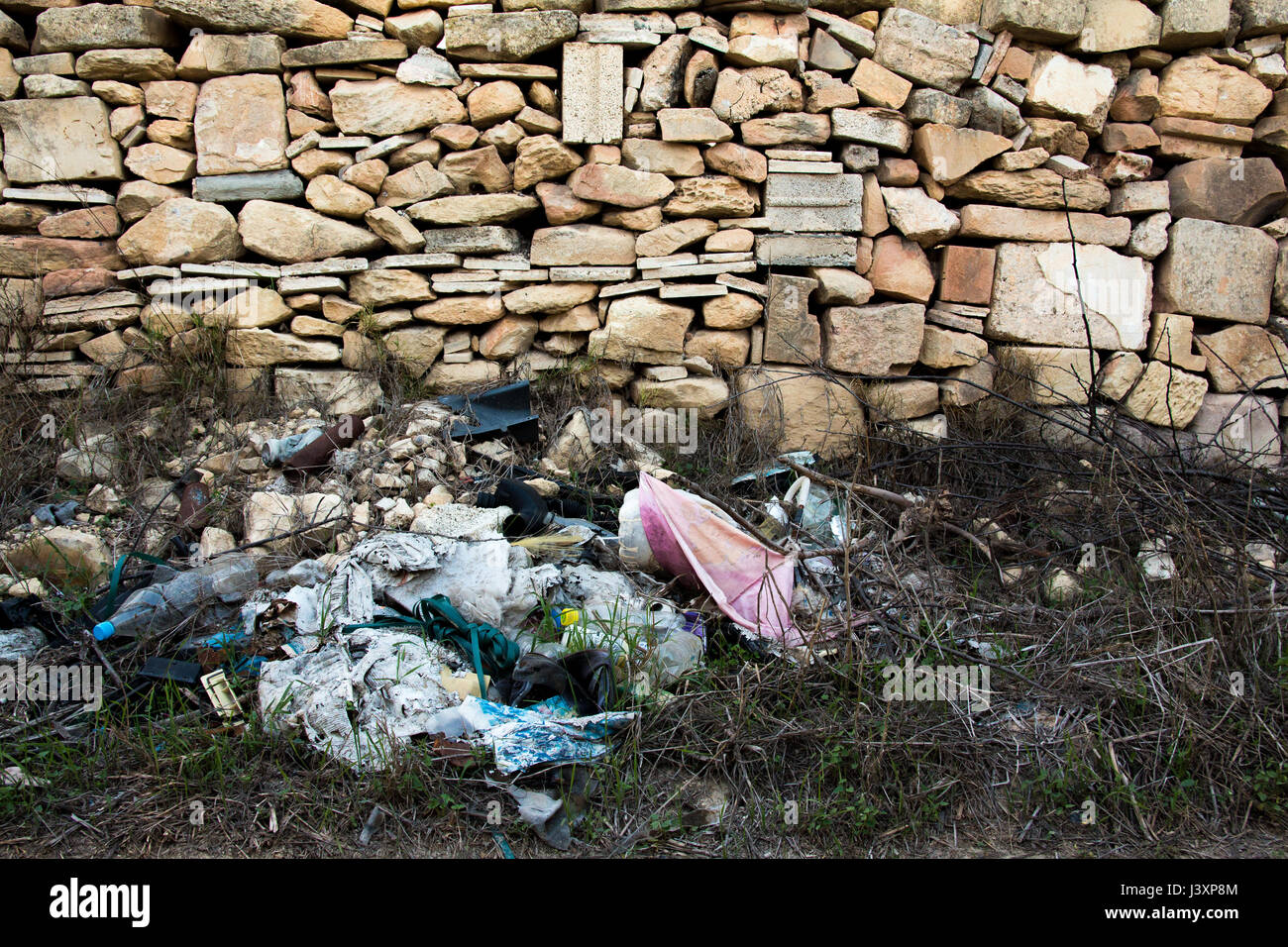 Déchets déversée par le côté de la route dans la campagne maltaise. Banque D'Images