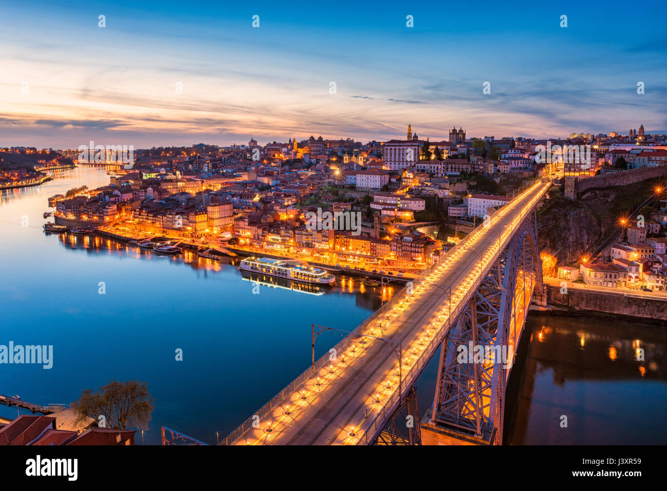 Pont Dom Luis I et les toits de Porto Portugal au crépuscule Banque D'Images