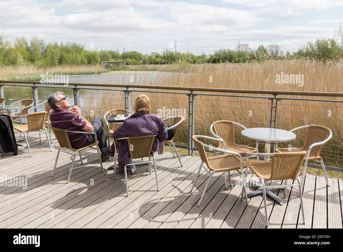 Les gens assis à table au milieux humides de Newport, Pays de Galles, Royaume-Uni Banque D'Images