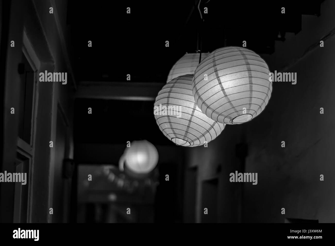 Lampe suspendue de papier. Photo en noir et blanc. Banque D'Images
