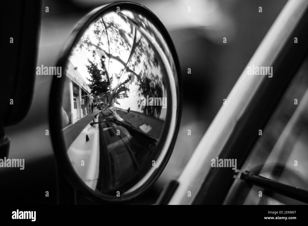 Rue Ville relected sur un miroir de voiture. Photo en noir et blanc. Banque D'Images