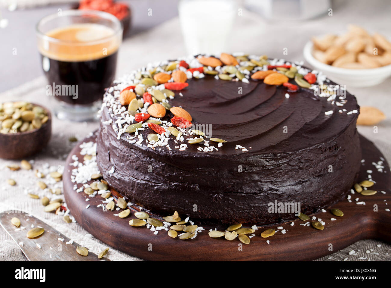 Chocolat Vegetalien Gateau Betterave Avec De L Avocat De Givre Decore Avec Des Noix Et Des Graines Photo Stock Alamy
