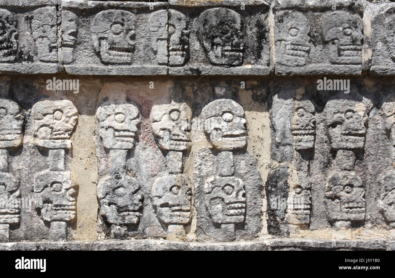 Sculpture bas-relief avec des crânes humains sur Tzompantli (mur de crânes), crâne Temple Rack pré-colombienne, la civilisation Maya, Chichen Itza, Yucatan, Mexique Banque D'Images