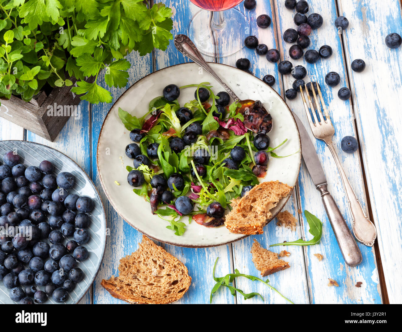 Salade saine avec rocket et les bleuets sur une table d'extérieur. Banque D'Images