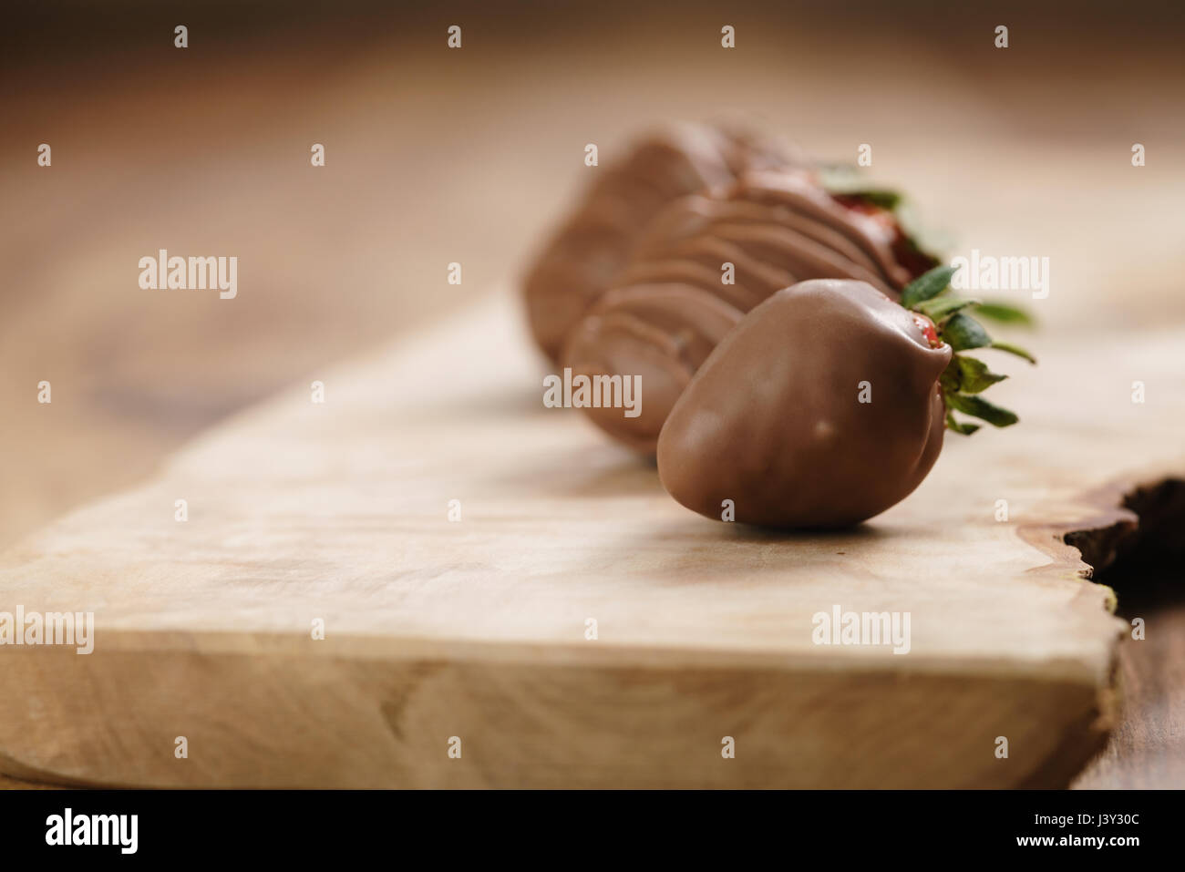 Des fraises au chocolat sur bois board Banque D'Images