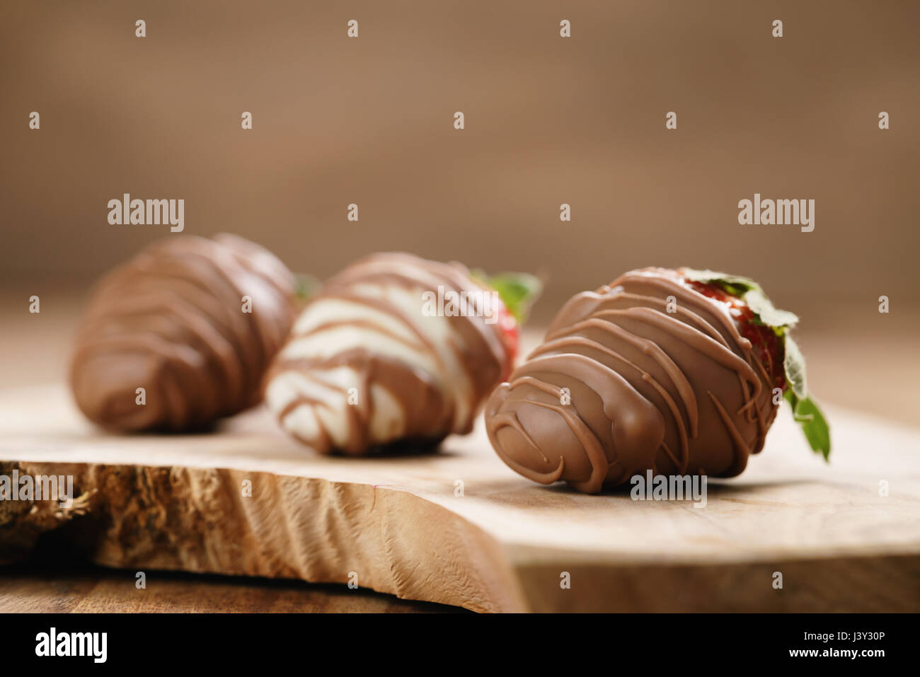 Des fraises au chocolat sur bois board Banque D'Images