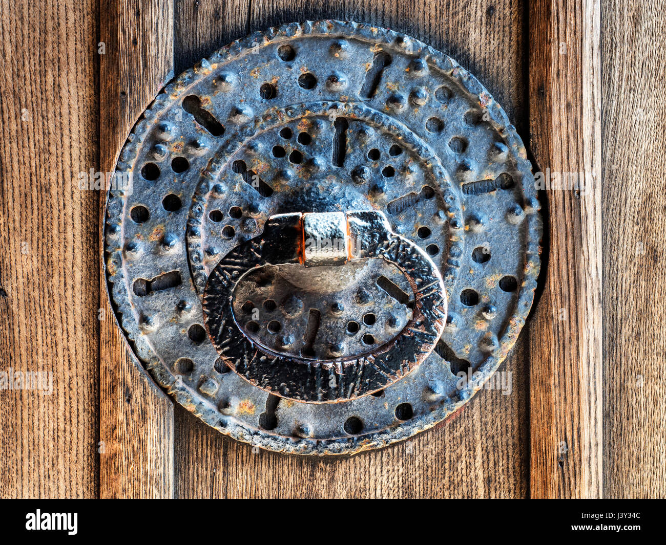 Poignée de porte en métal ouvragé, à l'église de St Mary à Roecliffe Boroughbridge près de Yorkshire Angleterre Banque D'Images