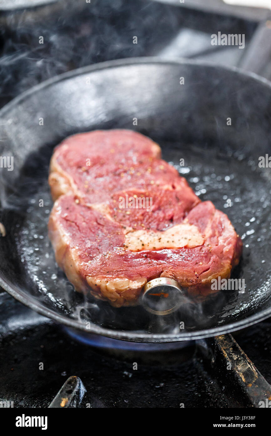 Steak cru dans la poêle avec un thermomètre à viande Banque D'Images