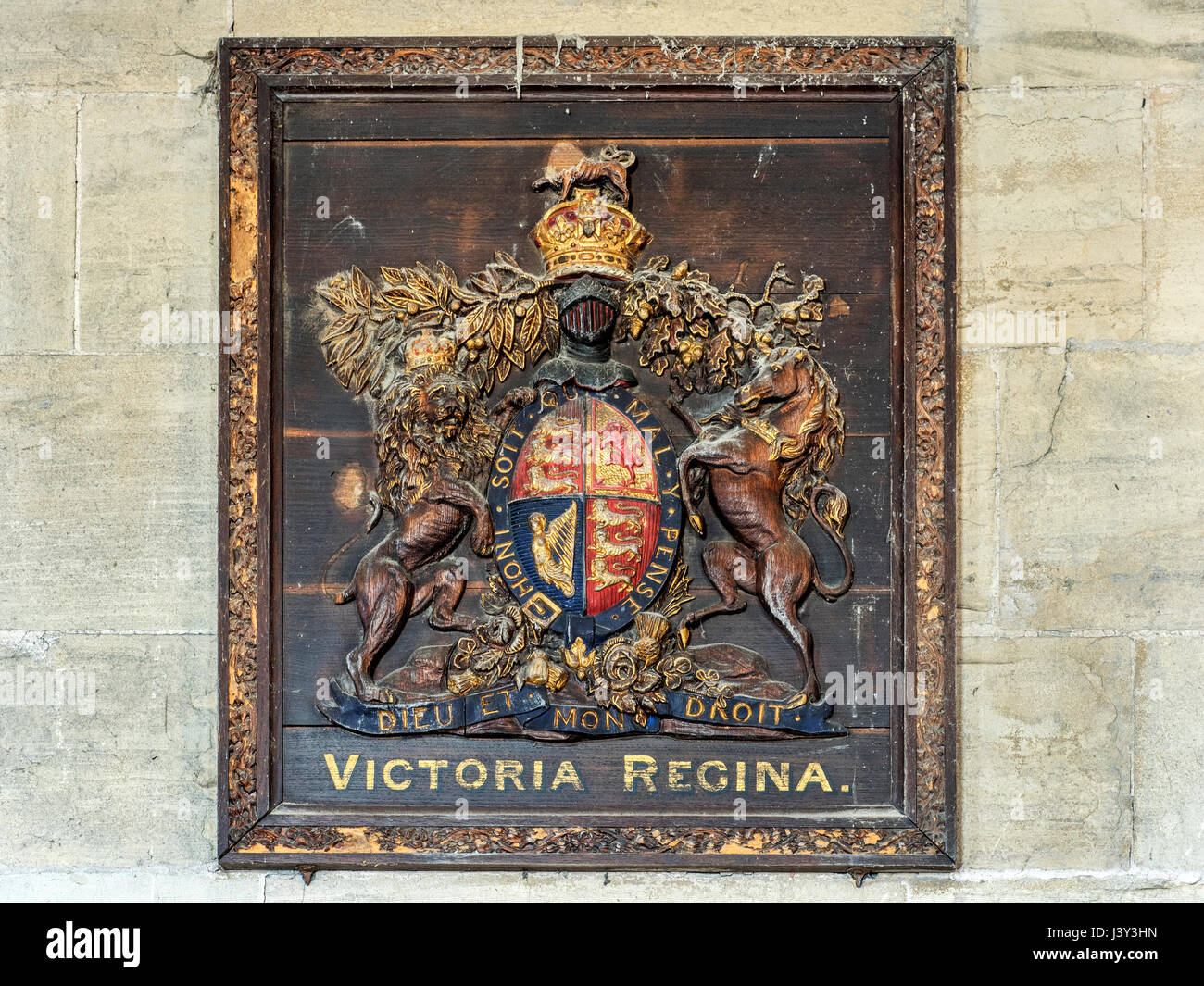 Victoria Regina armoiries au-dessus de la porte à l'intérieur de l'église de St Mary à Roecliffe Boroughbridge près de Yorkshire Angleterre Banque D'Images