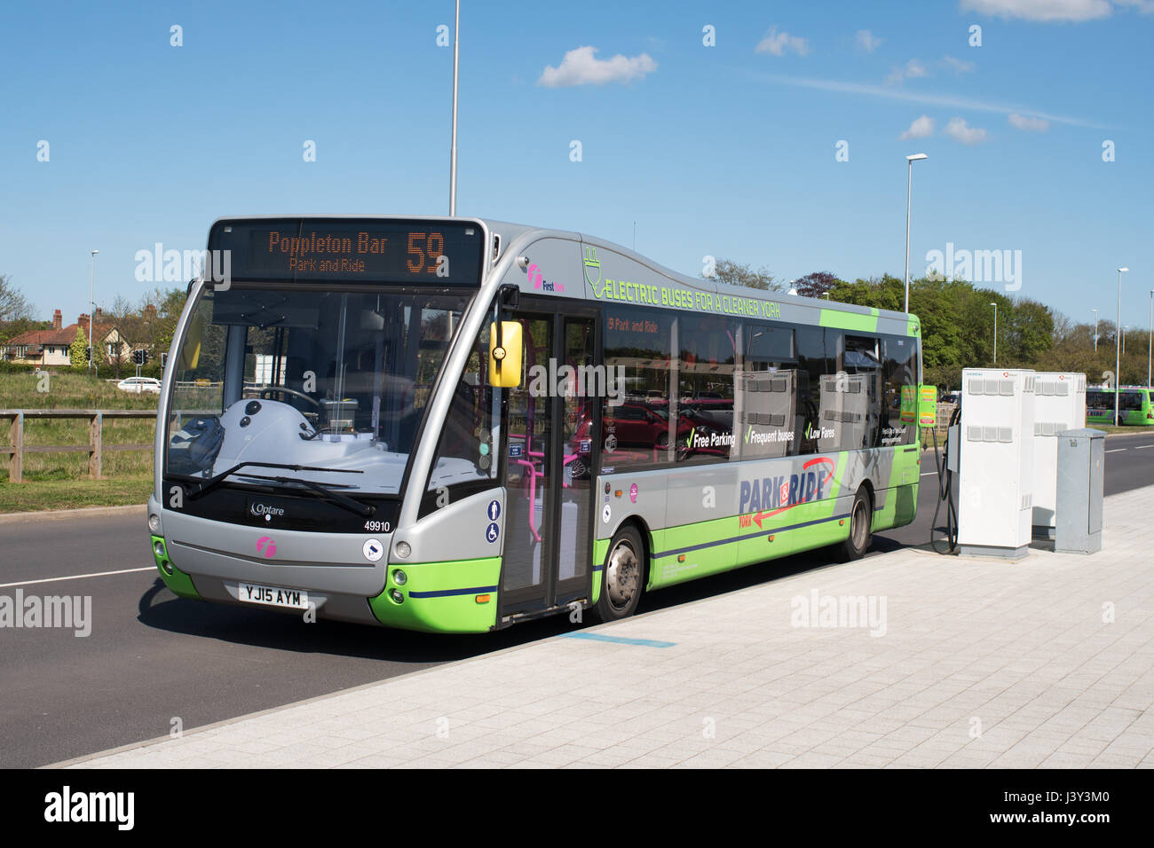 Bus électrique à charge du York Poppleton Bar Park & Ride terminus, England, UK Banque D'Images