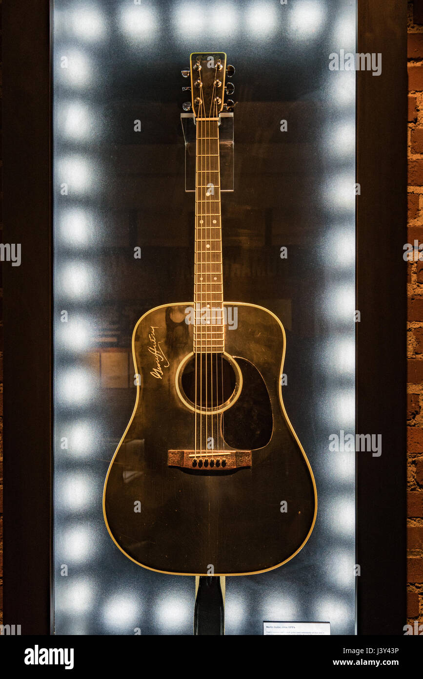 La guitare de Johnny Cash à l'affiche au Musée de Johnny Cash, Nashville Banque D'Images