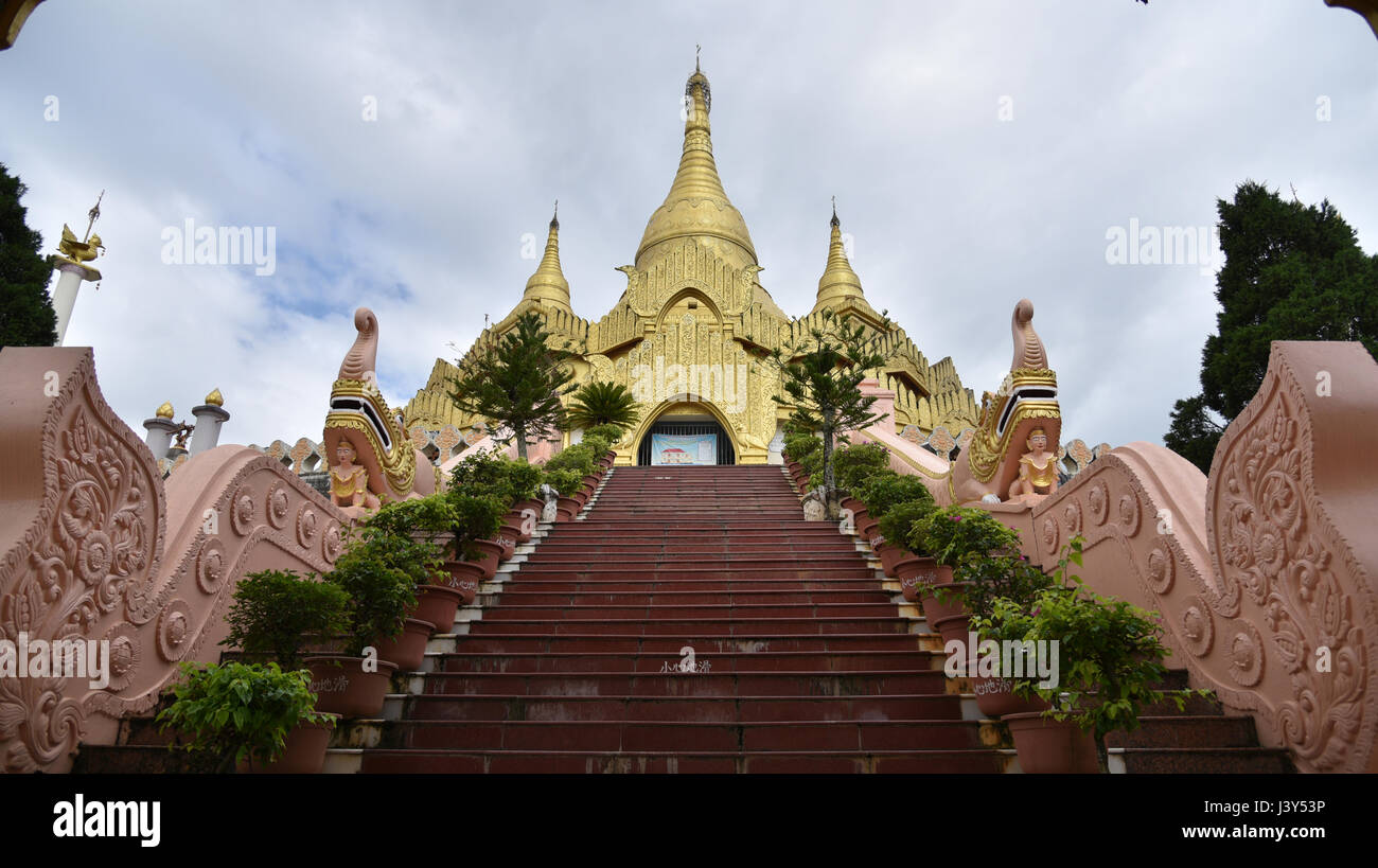 La pagode d'or lieux célèbres land mark à Mong La Myanmar's Sin City de l'Etat shan du Myanmar. Ishuangbanna Sibsongbanna, près de Chine,Sipsong Panna Banque D'Images