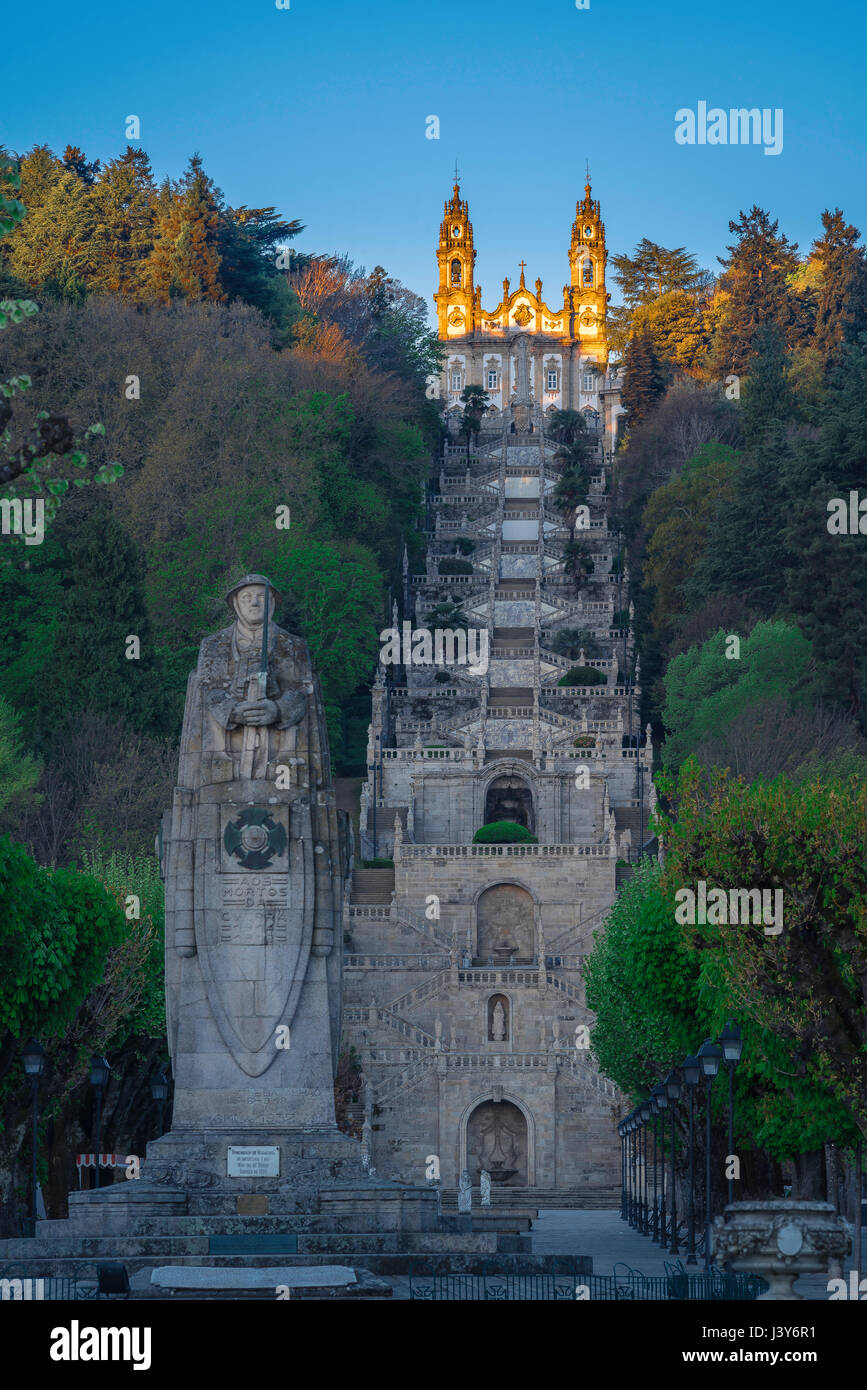 Lamego Portugal escaliers, voir à l'aube de l'escalier Baroque menant à l'église de l'église de Nossa Senhora dos Remedios à Lamego, Portugal. Banque D'Images