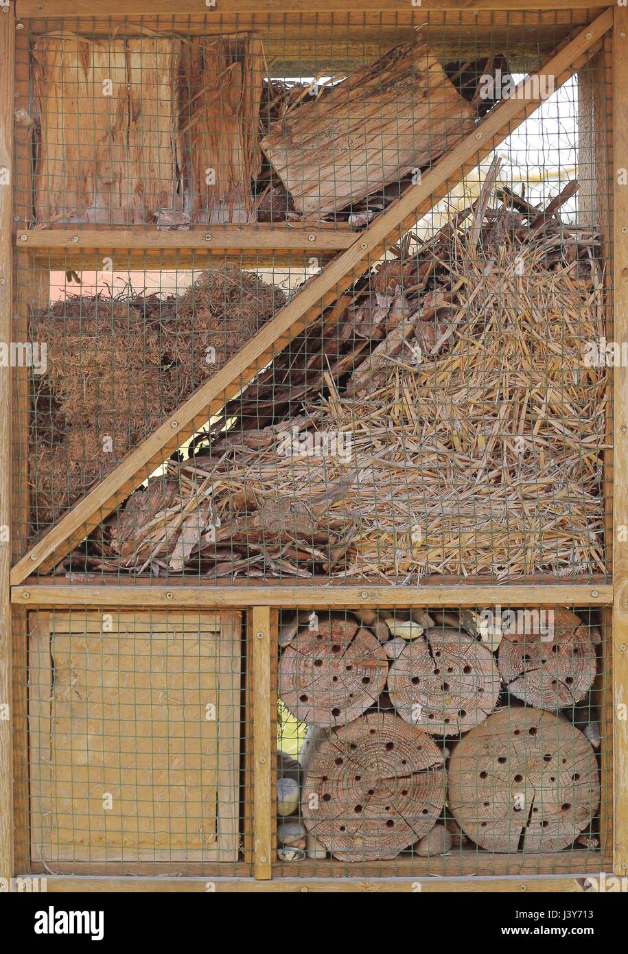 Hôtel des insectes avec divers matériaux offrant un abri pour les insectes. Banque D'Images