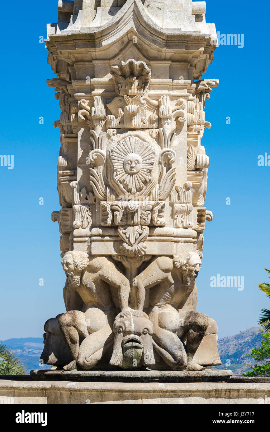 Lamego Portugal, sculptures en pierre de la décoration d'une fontaine baroque en face de l'église du sanctuaire de Nossa Senhora dos Remedios à Lamego, Portugal Banque D'Images