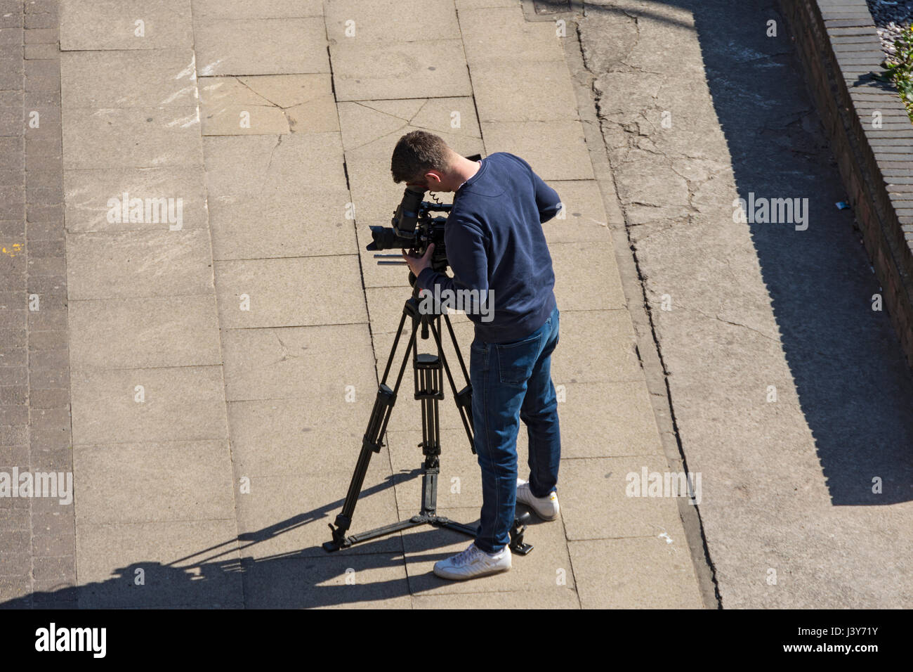 Vidéographe au travail sur la rue Chapel, Salford, Manchester, Angleterre, RU Banque D'Images