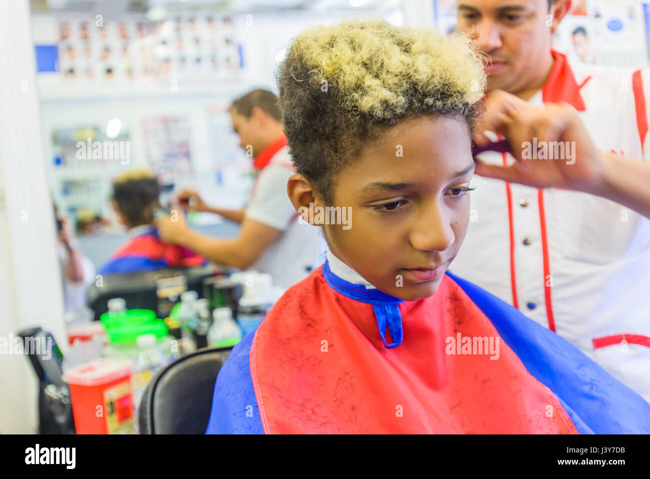 Coupe Coiffure Cheveux Du Garcon D Adolescent Dans Ce Type De Photo Stock Alamy