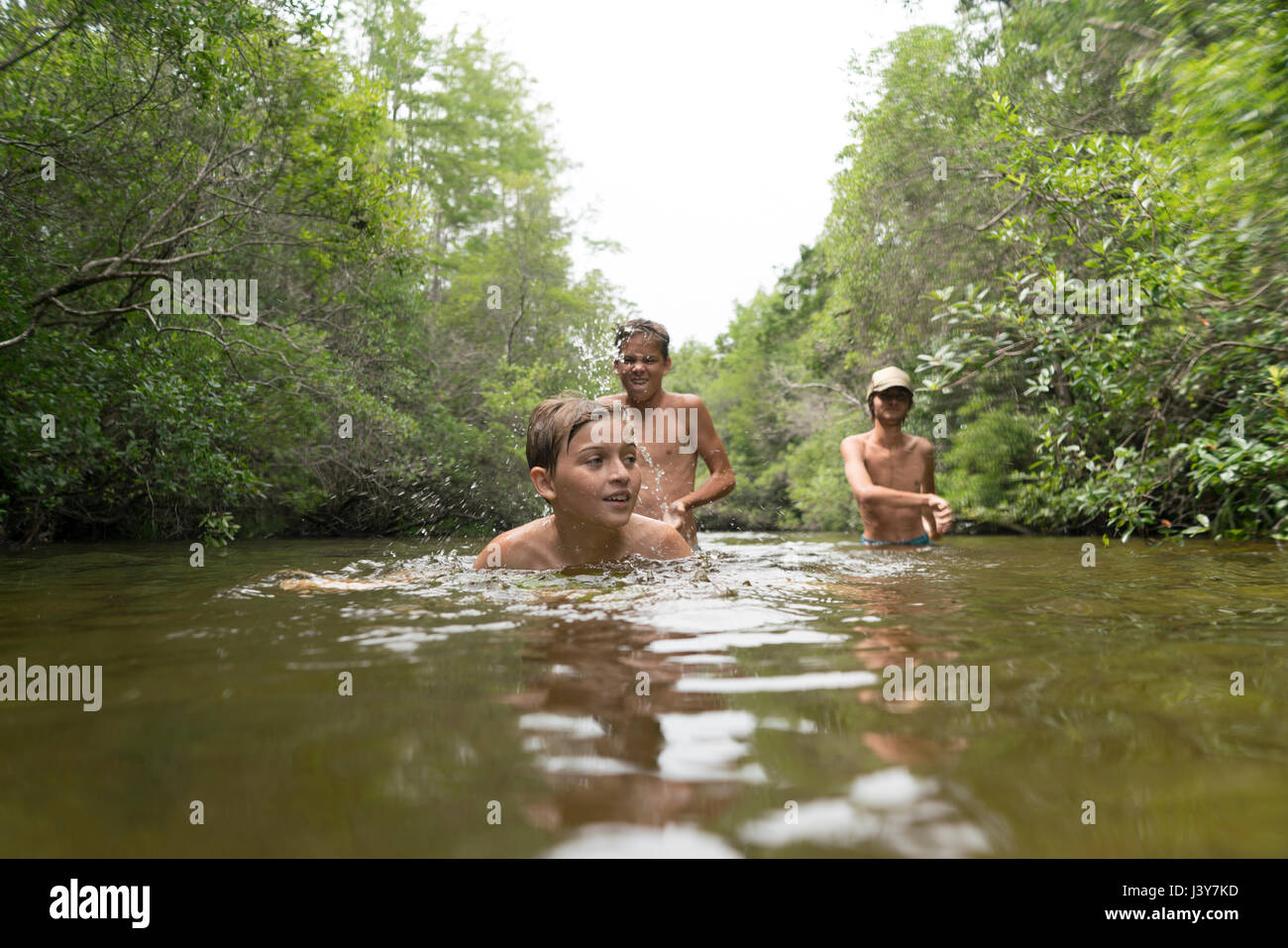 Adolescents nager dans le lac, Niceville, Florida, USA Banque D'Images
