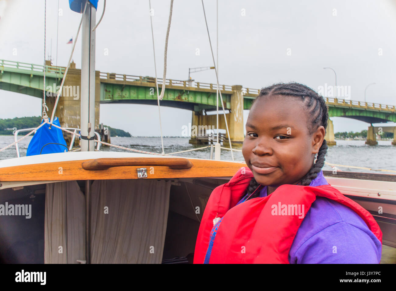 Portrait of teenage girl on bateau à voile Banque D'Images