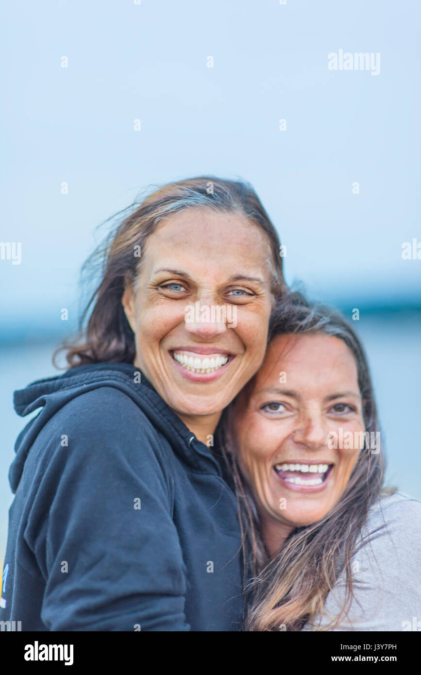 Portrait de deux femmes matures, outdoors, smiling Banque D'Images