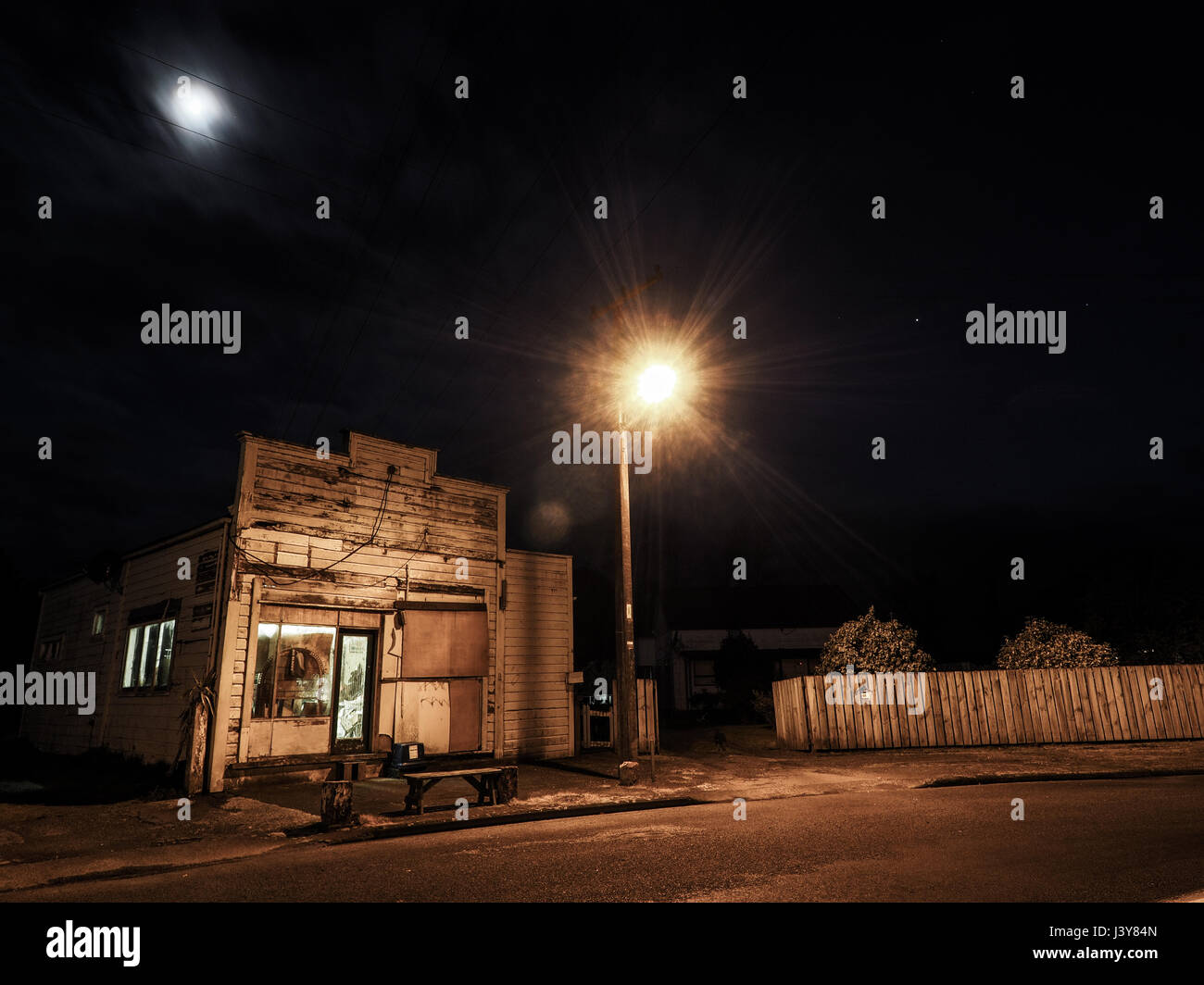 Ancienne boutique historique de nuit, Mananui, King Pays, la Nouvelle-Zélande. Mananui est une ancienne ville du bois à côté de la rivière Whanganui Taum à 6 km au sud de Banque D'Images