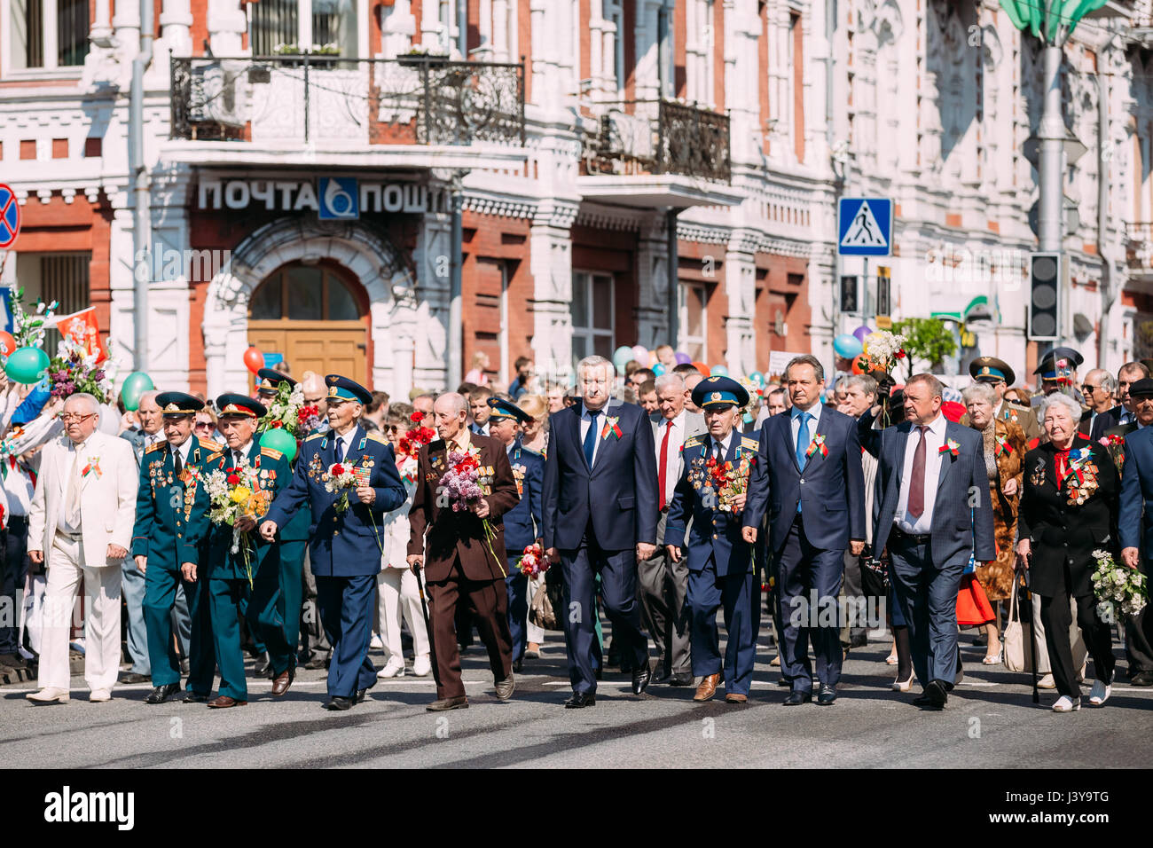 Le jour de la victoire 9 Mai Fête de Gomel, Bélarus Homiel. Vladimir Dvornik, le président de région de Gomel, Comité exécutif marchant sur le défilé cérémonial Banque D'Images