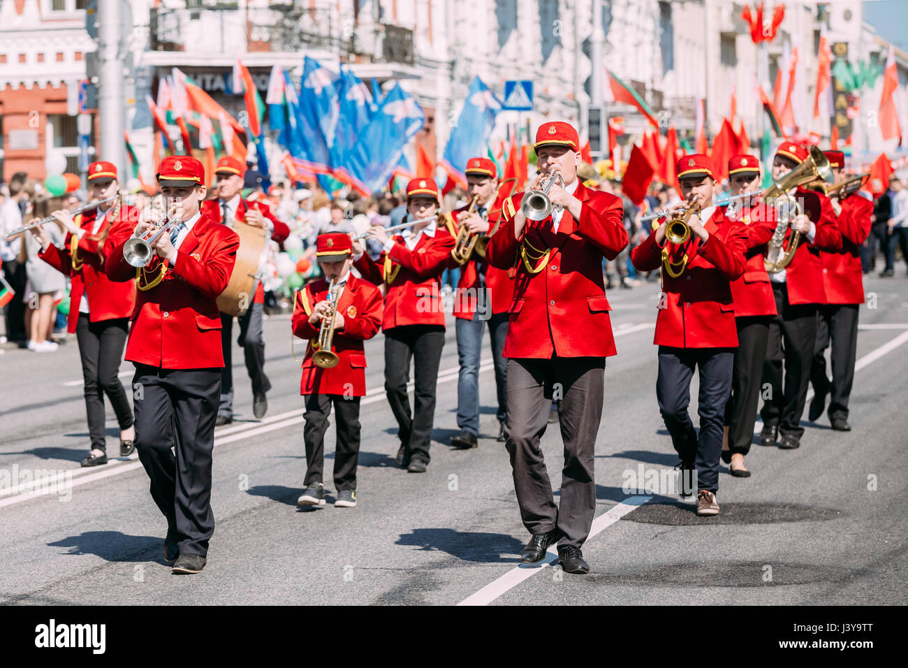 Gomel Belarus Homiel, célébration Fête de la Victoire, le 9 mai. Les musiciens de la Fanfare de la ville jouant les trompettes au mars parade festive Procession Le Stre Banque D'Images