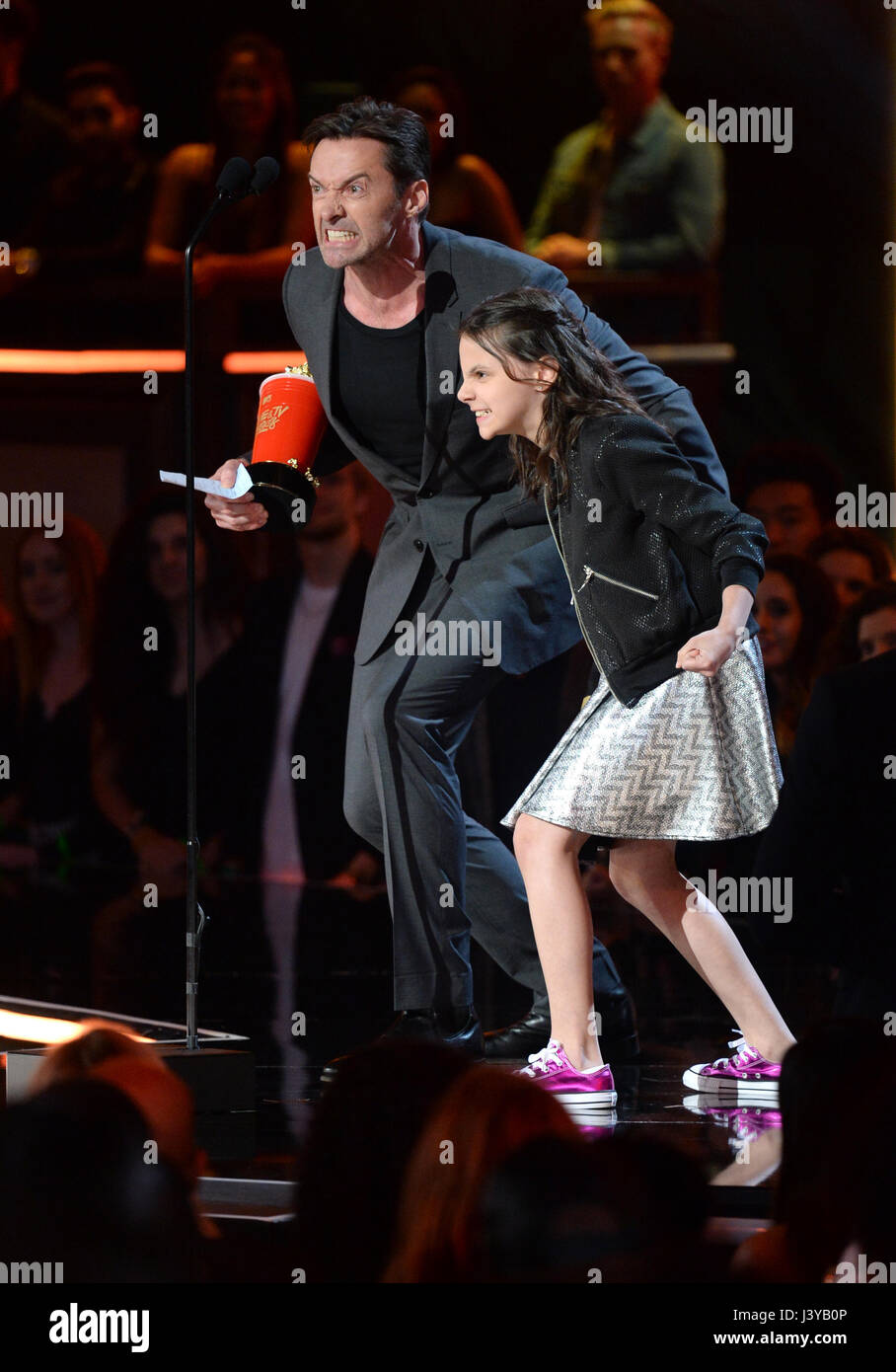 Hugh Jackman et Dafne désireux d'accepter le meilleur duo Award pour 'Logan' sur scène lors de la 2017 MTV Film et TV Prix tenue au Shrine Auditorium à Los Angeles, USA. Banque D'Images