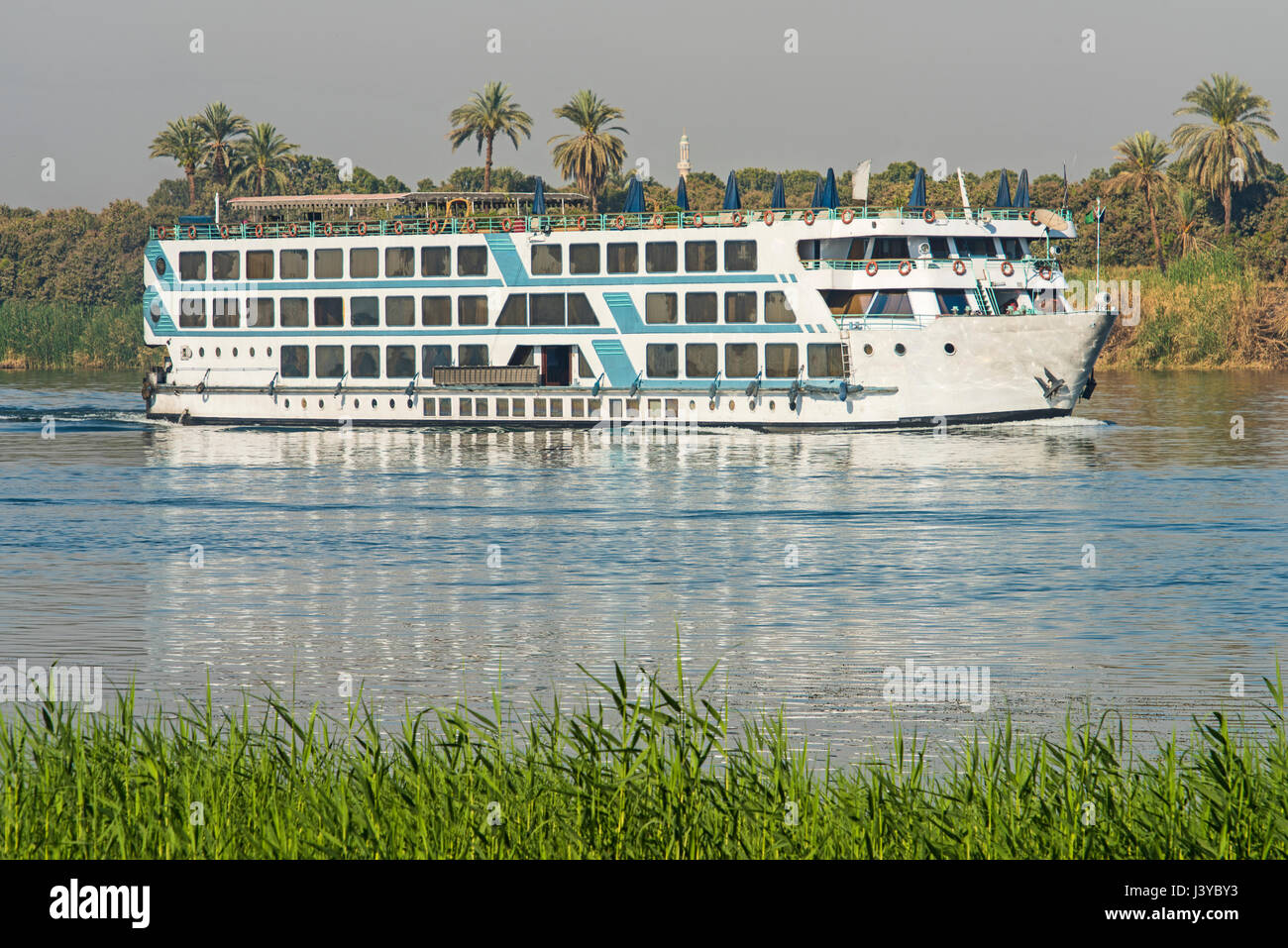 Grand bateau de croisière touristique voyager dans l'espace rural sur le Nil en Egypte Banque D'Images