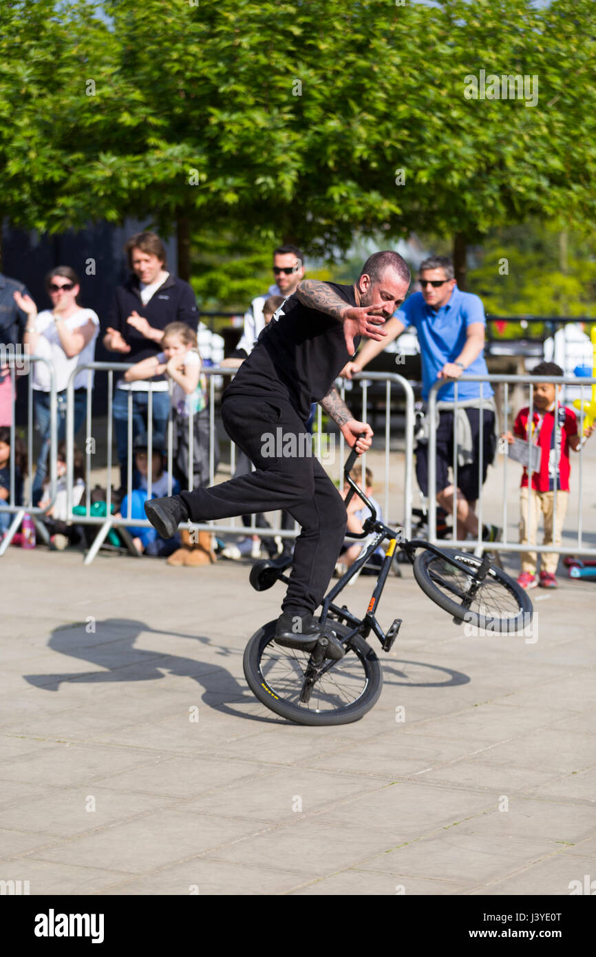 Un stunt cyclist riding a bike / cycle pendant une exposition performing stunts / wheelies et autres truc / astuces. UK. (87) Banque D'Images