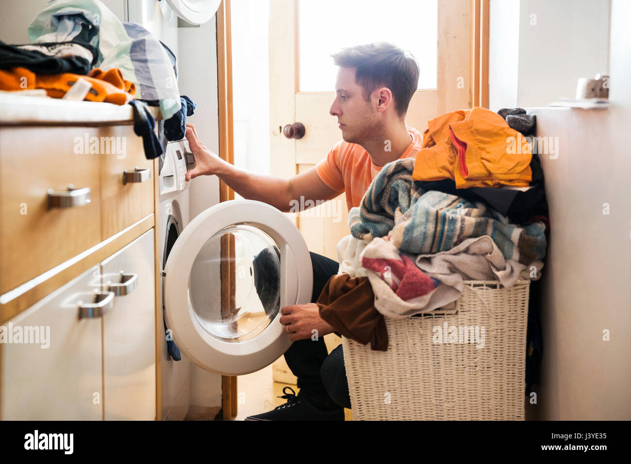 Homme faire la lessive à la maison Banque D'Images