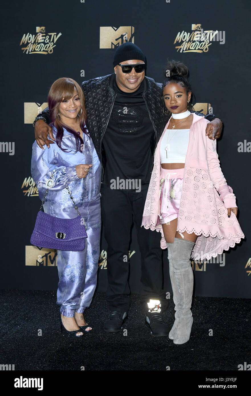(De gauche à droite) Simone Smith, LL Cool J et Nina Simone Smith participant à la 2017 MTV Film et TV Prix tenue au Shrine Auditorium à Los Angeles, USA. ASSOCIATION DE PRESSE Photo. Photo date : dimanche 7 mai 2017. Voir PA Story SHOWBIZ MTV. Crédit photo doit se lire : PA/PA Wire Banque D'Images