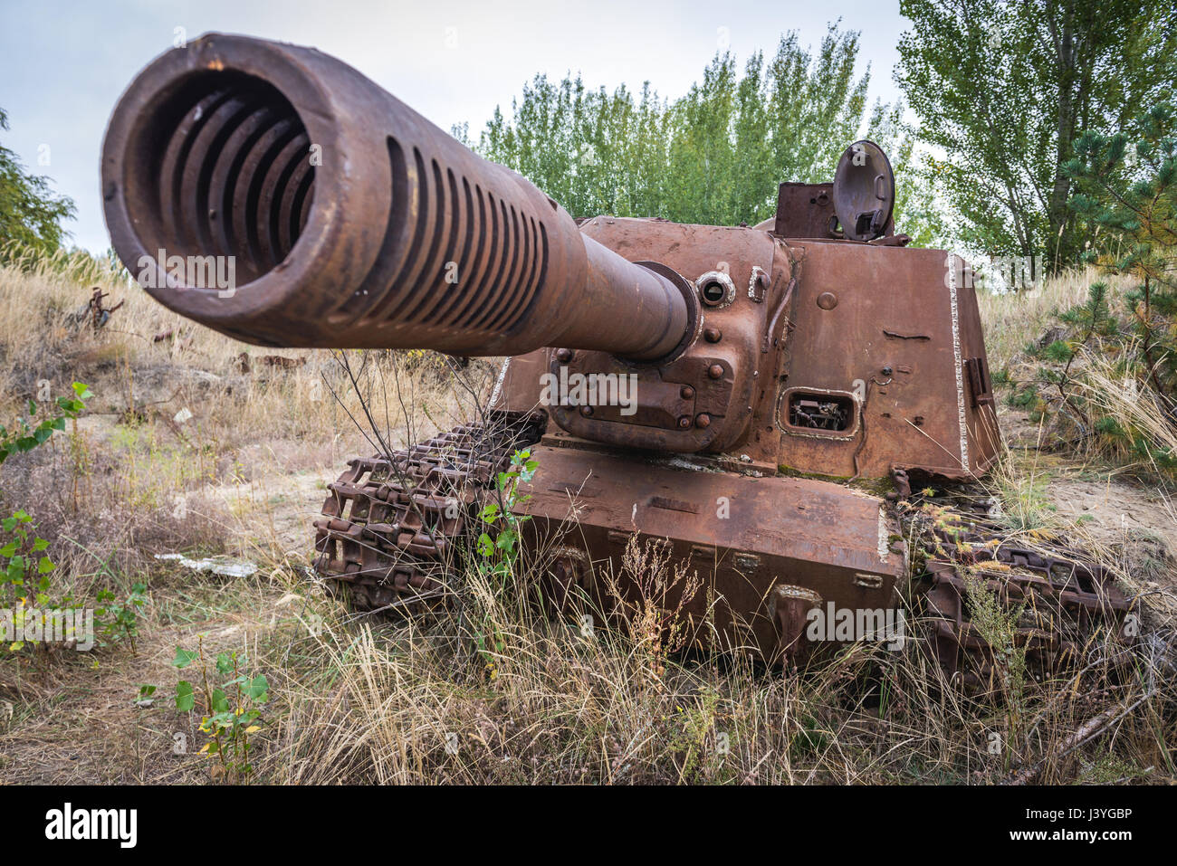 L'UIP abandonnés-152 canon automoteur soviétique près de centrale nucléaire de Tchernobyl dans la zone d'aliénation autour de la catastrophe du réacteur nucléaire en Ukraine Banque D'Images
